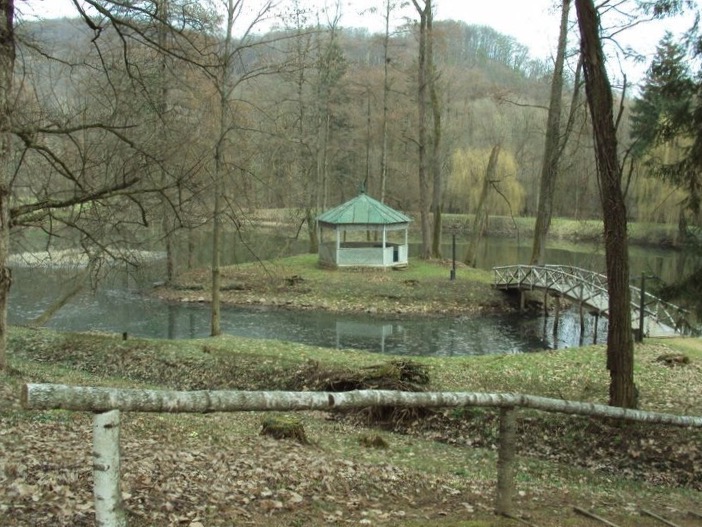 Grădina Domeniului Regal Săvârșin — imagine de context, nu fotografie a festivalului