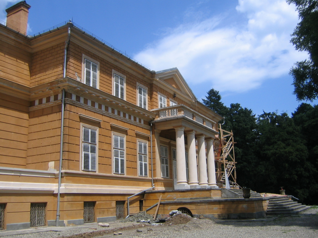 Castelul Săvârșin — fațada, fotografiat în 2007