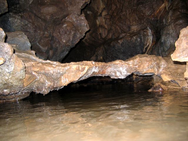 Galerie cu pârâu în peșterile de la Căprioara