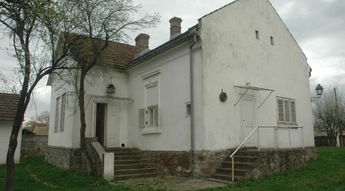 Casa Memorială «Eugen Popa și Eugenia Hagiu» din Săvârșin — exterior