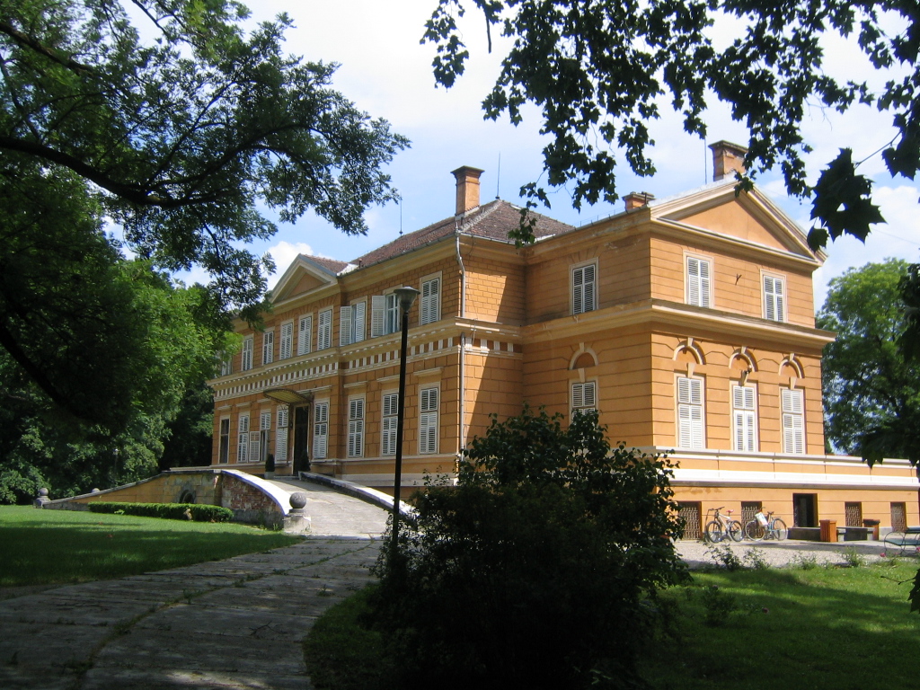Castelul Regal Săvârșin — vedere din parc